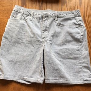 Lee size 10 mid rise short. Blue seersucker